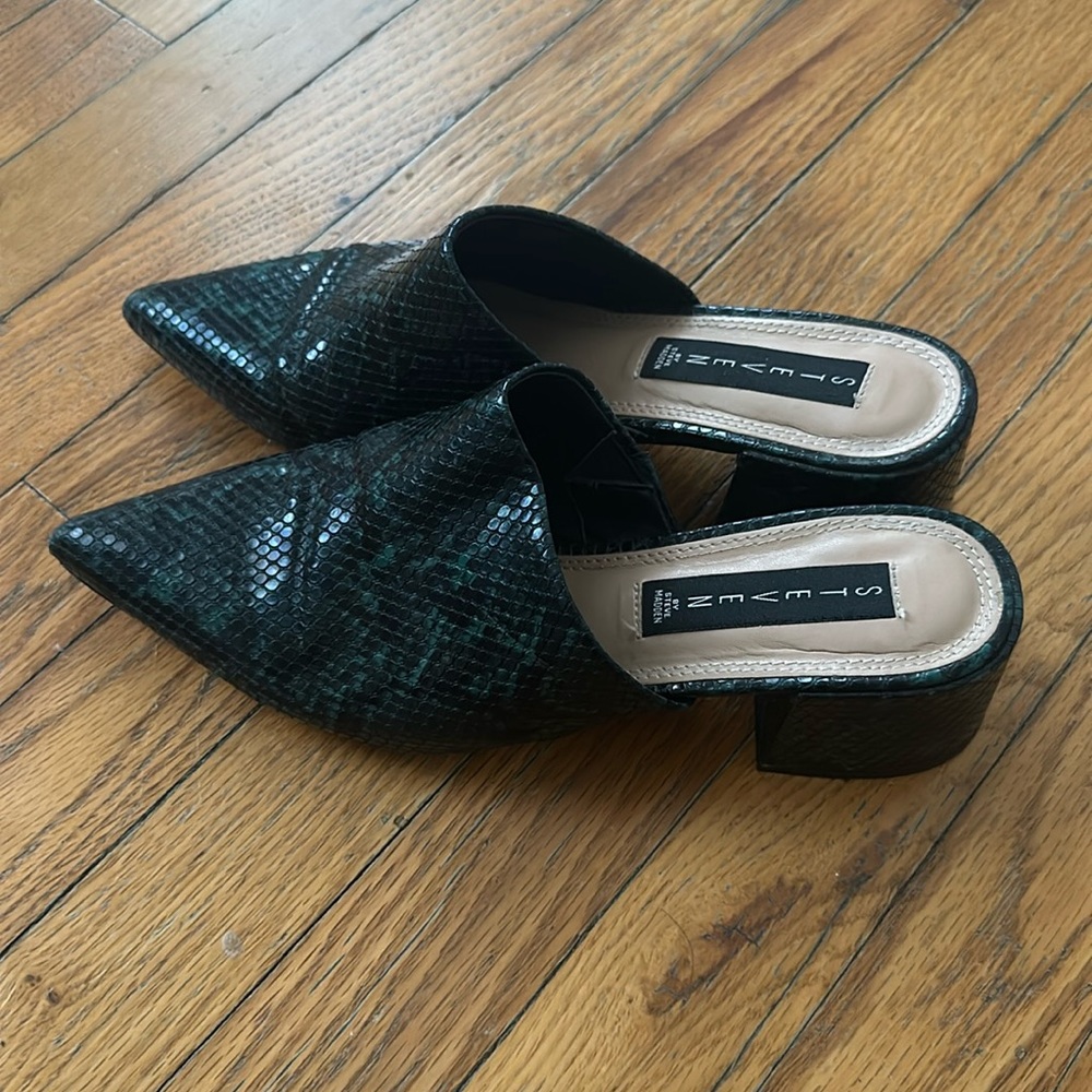 STEVEN Steven Madden snake print mules green black 8.5